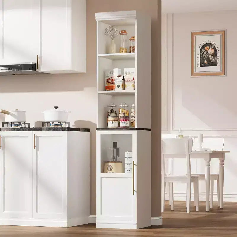 Mobiletto portaoggetti alto e stretto con anta in vetro e ripiani aperti