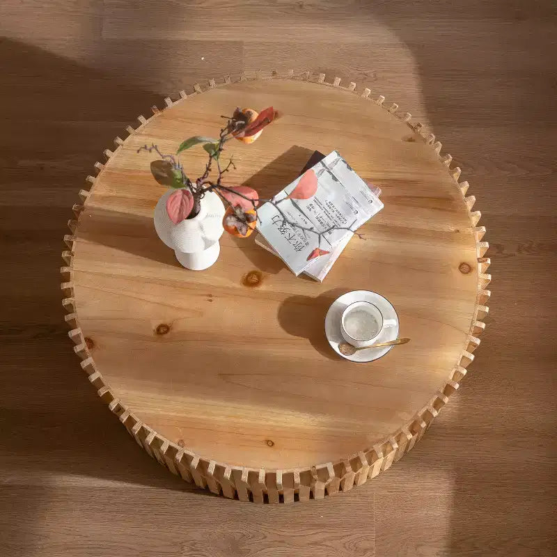 Tavolino rotondo in legno con design a trama verticale