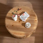 Tavolino rotondo in legno con design a trama verticale