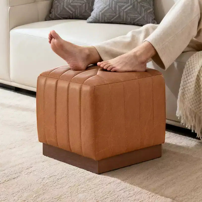 Pouf ottomano cubico con base effetto legno – Poggiapiedi imbottito, struttura in legno massello di acacia, capacità 227 kg